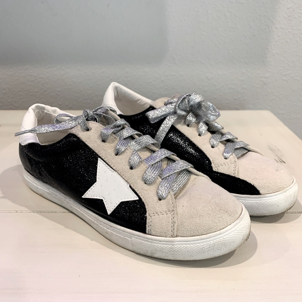 Womens size 8 casual tennis shoe.